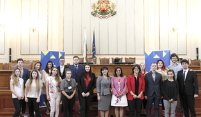 Председателят на Народното събрание Цвета Караянчева връчи почетни грамоти на доброволците, участвали в Парламентарното измерение на първото Българско председателство на Съвета на ЕС